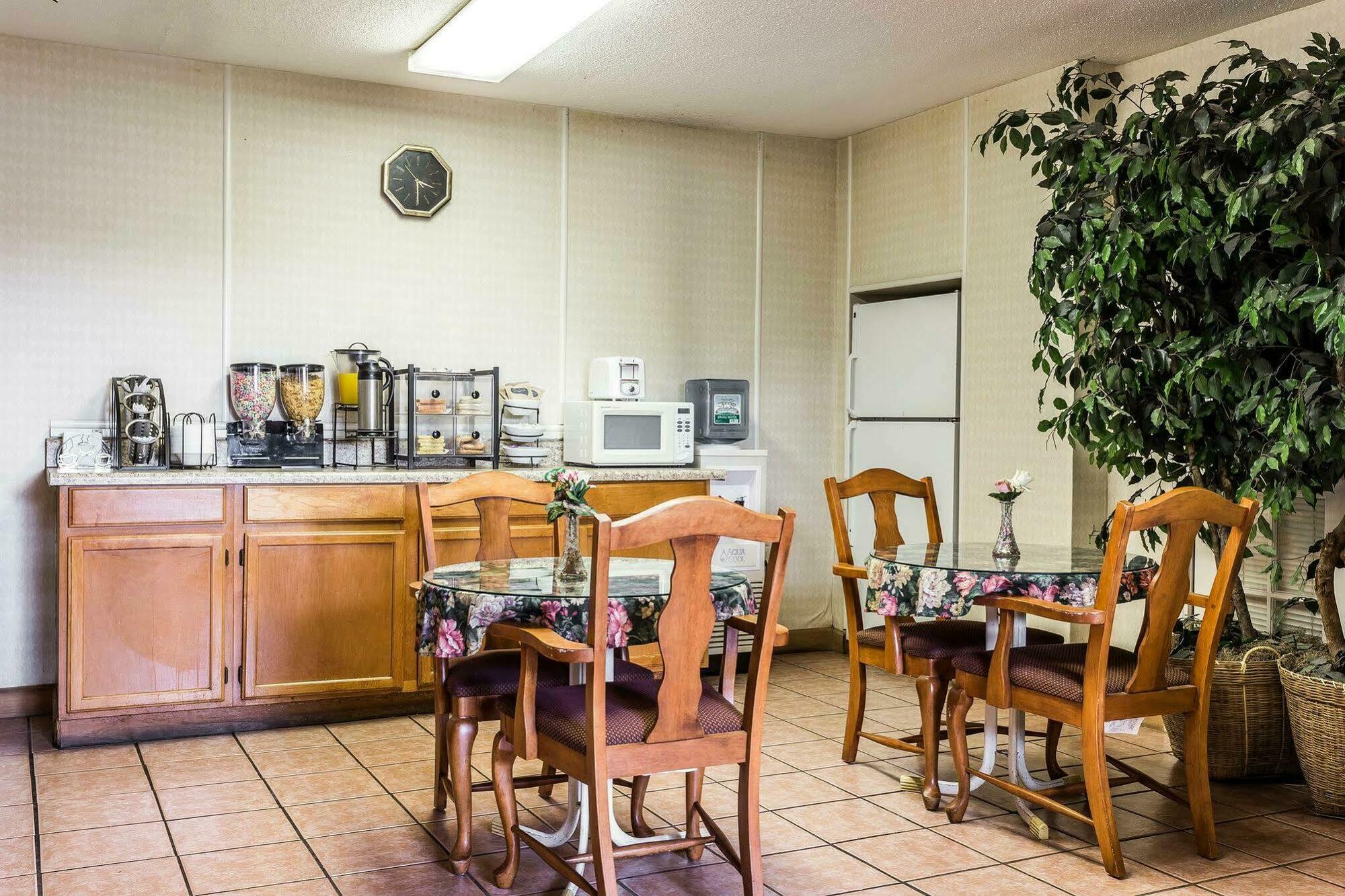 Econo Lodge Inn & Suites Matthews - Charlotte Экстерьер фото
