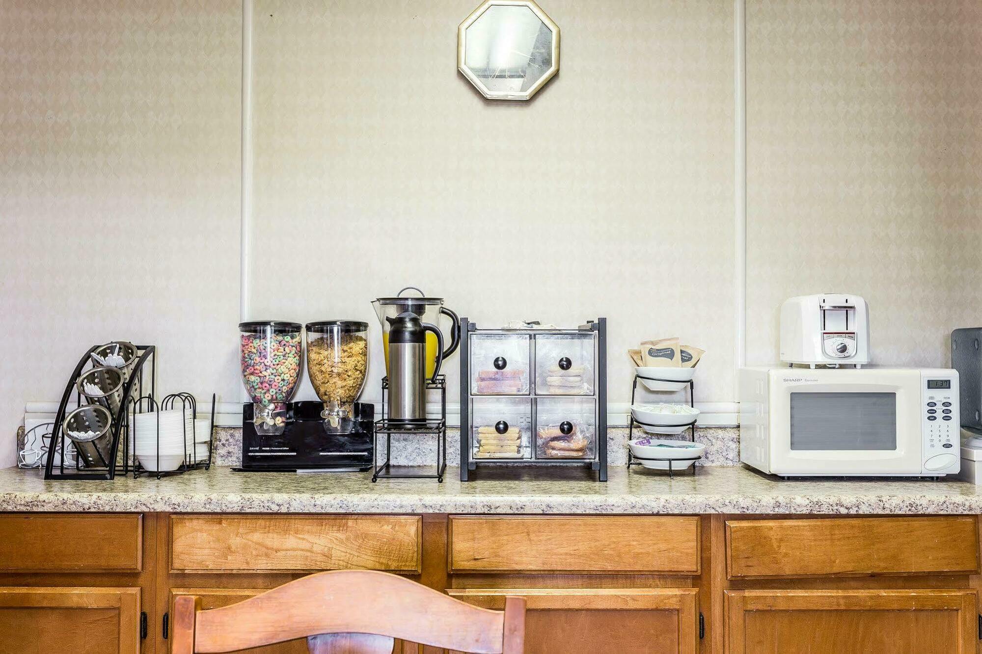 Econo Lodge Inn & Suites Matthews - Charlotte Экстерьер фото